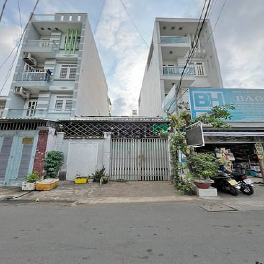 Nhà giá tốt MT hẻm 704 Hương Lộ 2, dt 5 x 22m, cấp 4, Giá: 6.1 tỷ.