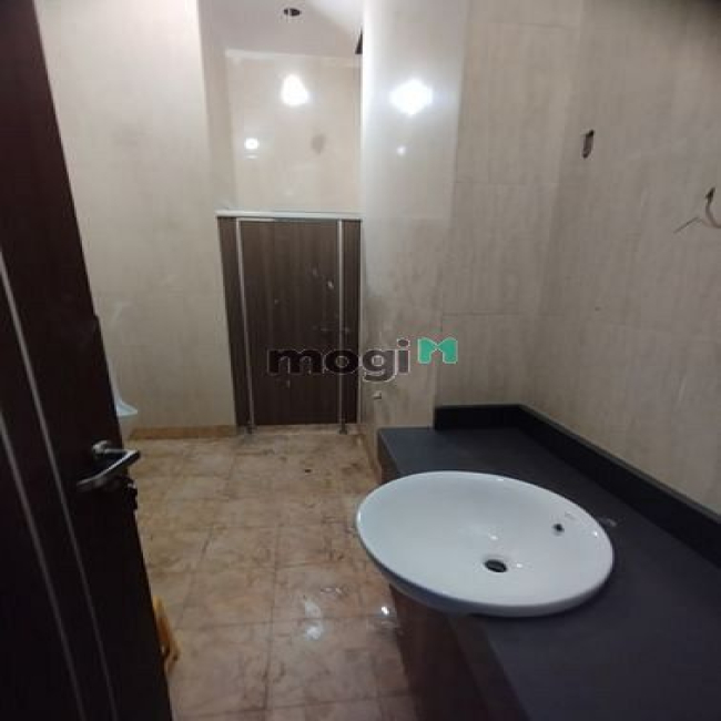Cho thuê sàn văn phòng từ 200-400m trong toà nhà 9 tầng 1 hầm mặt đườn