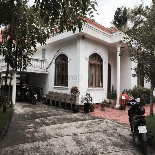 Bán BT 2 MT  tặng nhà cổ, hồ bơi P. Thảo Điền Quận 2.600m2. 100 tỷ