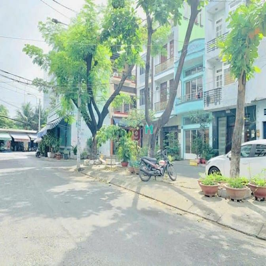 - Diện tích : 4m x 20m vuông - Kết cấu : 1 trệt 3 lầu - Nhà đẹp, nội t