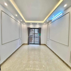 Cho thuê nhà mặt phố Nguyễn Khang diện tích 100m2 x 6 tâng mt 9m