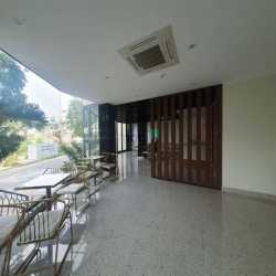 Mặt bằng tầng trệt 100m2, giá 100 nghìn/m2 hợp mở quán cafe, showroom