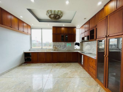 Cho thuê penthouses 2 tầng view kênh, và thành phố giáp quận 3