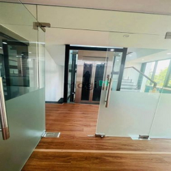 Cho thuê văn phòng 250m2 hoàn thiện Việt Hưng vỉa hè ô tô tránh