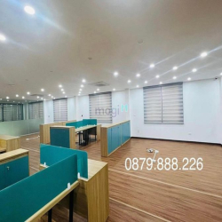 Cho thuê văn phòng 250m2 hoàn thiện Việt Hưng vỉa hè ô tô tránh