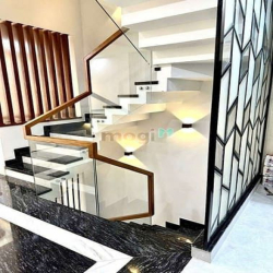Oto đậu trong nhà, 5 tầng, 5PN, tặng NT, tại Bình Thạnh, nhà vuông vứt