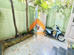 Khoan khoan đợi tí nhà Thảo Điền 3lầu 3PN siêu rẻ.