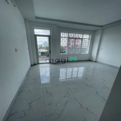 Phòng mới ban công 3tr5 gần làng Đại học