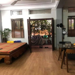 Bán gấp CH tập thể Bà Triệu ( tầng 1) giá 4.5 tỷ, 52m2, đẹp, đủ Nội t