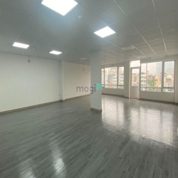 Cho thuê bởi CHÍNH CHỦ văn phòng trong tòa nhà tại Quan Hoa, Cầu  GIẤY