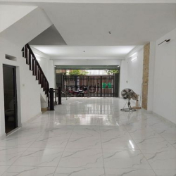 Cho Thuê nhà 5 tầng tổng DT sàn 350 m2 - Hồng Tiến Bồ Đề 12 tr/tháng