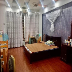 Chỉ 20m ra ô tô tránh, ngay kế hồ Văn Chương, nhà dân Tôn Đức  Thắng