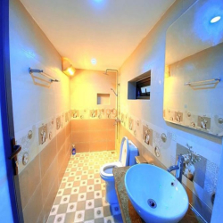 Bán nhà phố Võng Thị quận Tây Hồ lô góc ngõ rộng 46m 4T giá 7,4 tỷ.