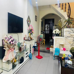 Chi 6 tỷ nhà đẹp khu PL ngõ 379 Đội Cấn quận Ba đình 52m 4T MT 4m.