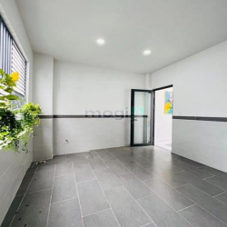 Bán gấp nhà giá 2ty950 ở đường Phạm Phú Thứ, P4, Q6 1 trệt 1 lầu, SHR