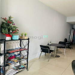 Cho thuê officetel Sunrise City Quận 7 nhà trống có ban công giá 9.5tr