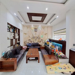 Bán nhà Quốc Tử Giám, Đống Đa, Phân Lô Ô Tô, 95m2 4T MT7m, Giá 17.5 Tỷ