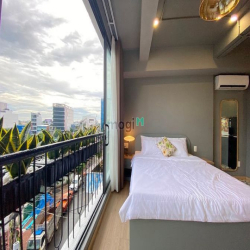 Căn hộ full nội thất cửa sổ lớn có thể ở liền Hoàng Diệu Quận 4