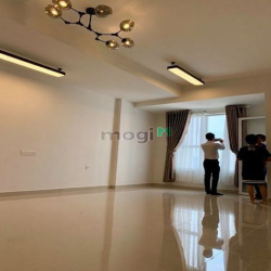 Cho thuê Office Sunrise City View Q7 nội thất cơ bản có bếp giá 9 tr