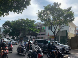 Cho thuê nhà MT 2 tầng ngang 20m  ngay trung tâm Quận 3, giá: 290tr