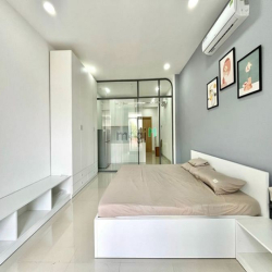 Căn hộ dịch vụ cao cấp nội thất có ban công gần CV Hoàng Văn Thụ