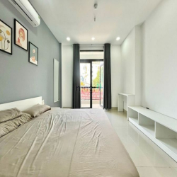Căn hộ dịch vụ cao cấp nội thất có ban công gần CV Hoàng Văn Thụ