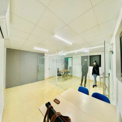 Cho thuê Nhà lô Góc Cầu Giấy 2 tầng, mặt tiền 12m làm ngân hàng