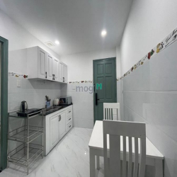 Căn hộ full nội thất ban công cửa sổ lớn Đoàn Như Hài Q4