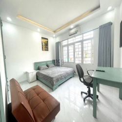 Căn hộ full nội thất ban công cửa sổ lớn Đoàn Như Hài Q4