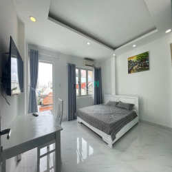 Căn hộ full nội thất ban công cửa sổ lớn Đoàn Như Hài Q4