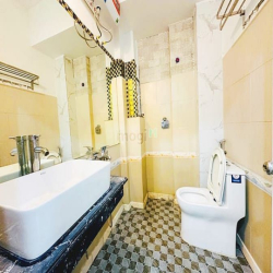 Chỉ Nhỉnh 5 tỷ- 6 Tầng-MT 3.3-Lõi Đống Đa-Gần Ô tô.