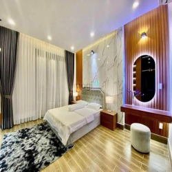 Nhà mới xây 4 lầu full nội thất 4,05m x 14m. NH 6,5m giá chỉ 8,2 tỷ