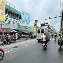 Chỉ hơn 7 tỷ có ngay nhà Q10 view Q3 45m2 5 lầu hẻm 575 CMT8 kế chợ.