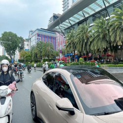 Chỉ hơn 7 tỷ có ngay nhà Q10 view Q3 45m2 5 lầu hẻm 575 CMT8 kế chợ.