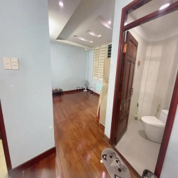 Chỉ hơn 7 tỷ có ngay nhà Q10 view Q3 45m2 5 lầu hẻm 575 CMT8 kế chợ.