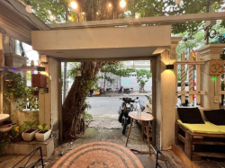 CÓ SANG NHƯỢNG nội thất nhà hàng. Dt 132m2 1 trệt 1 lầu. Giá thuê 24tr