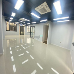 Toà văn phòng Nguyễn Xiển 8 tầng hiện đại mặt tiền lý tưởng,