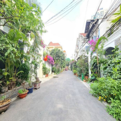 Cho thuê Villa khu Compound quốc Hương. DT 400m2 có hồ bơi giá 4.200$