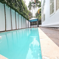 Cho thuê Villa khu Compound quốc Hương. DT 400m2 có hồ bơi giá 4.200$