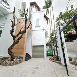 Cho thuê Villa khu Compound quốc Hương. DT 400m2 có hồ bơi giá 4.200$