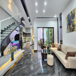 Nhà 3 tầng 3 mê Villa Hồ Bơi _  TRẦN CAO VÂN
