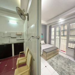 Căn Hộ Balcony 1 Phòng Ngủ Ngay Phạm Văn Hai, 10' ra Sân Bay TSN