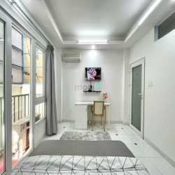 Căn Hộ Balcony 1 Phòng Ngủ Ngay Phạm Văn Hai, 10' ra Sân Bay TSN