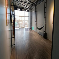 Cho thuê tòa nhà đối diện chợ và nhà thờ