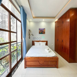 Cho thuê căn hộ full nội thất cửa sổ lớn Chợ nguyễn thái bình Quận 1