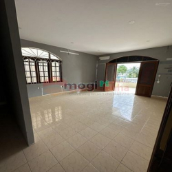 Cho thuê nhà hẻm xe tải Hoà Hưng quận 10, 15x28m, 2 tầng suốt