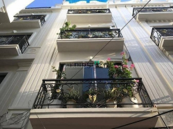 Cho thuê nhà ngõ 86 duy tân 50mx 4T ô tô đỗ cửa