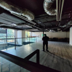 Cho thuê chân đế tòa nhà Vincom 250m2 (tầng 1: 160m2+lửng 90m2) MT 10m