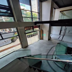 Cho thuê chân đế tòa nhà Vincom 250m2 (tầng 1: 160m2+lửng 90m2) MT 10m