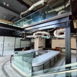 Cho thuê chân đế tòa nhà Vincom 250m2 (tầng 1: 160m2+lửng 90m2) MT 10m